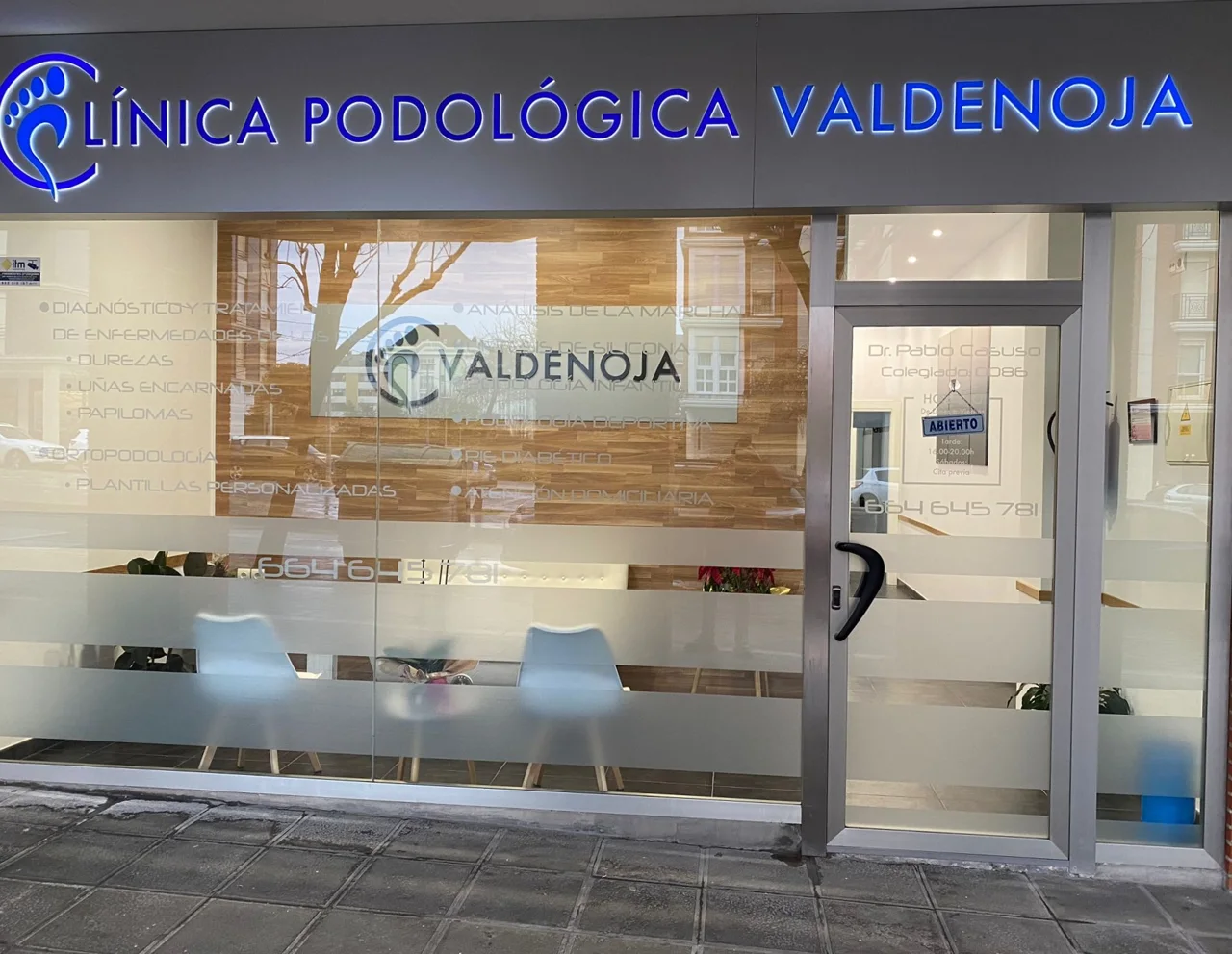 Entrada de la Clínica Podológica Valdenoja, Av. Dr. Diego Madrazo, 11