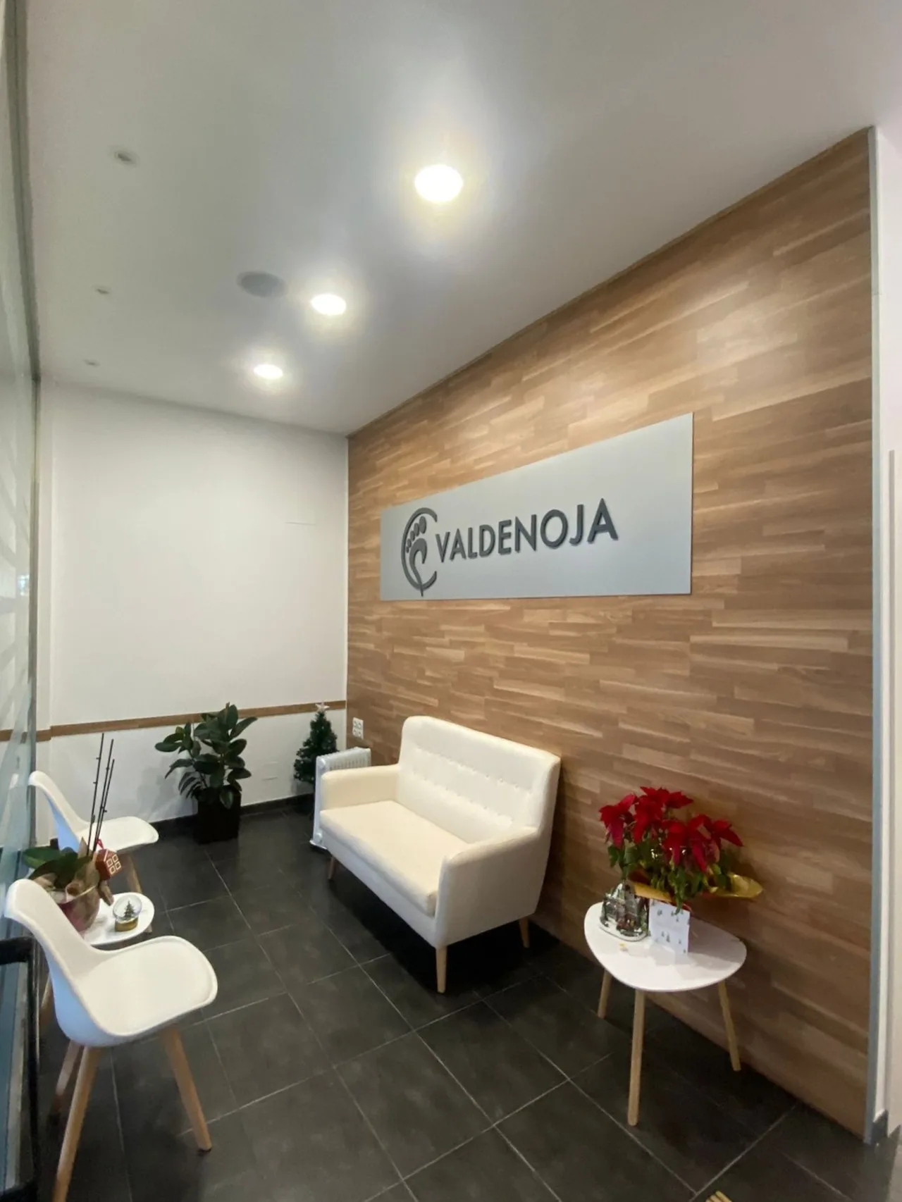 Zona de recepción y espera de la Clínica Podológica Valdenoja